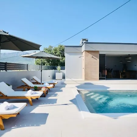 Διαμέρισμα Tia *